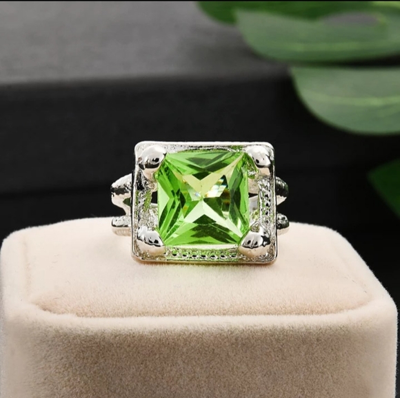 🎀Gorgeous Natural Green Crystal Gemstone Ring - Picture 7 of 8